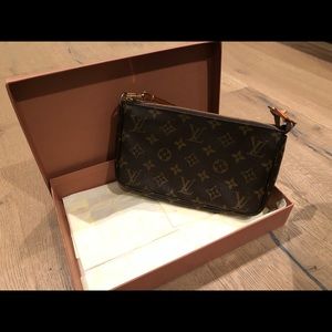 Louis Vuitton POCHETTE
Material Monogram